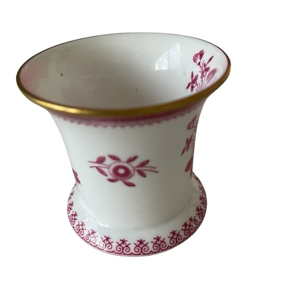 Spode Gloucester Pattern in Red Demitasse Cup 2 1/2 inches tall Bone China. - Picture 3 of 6